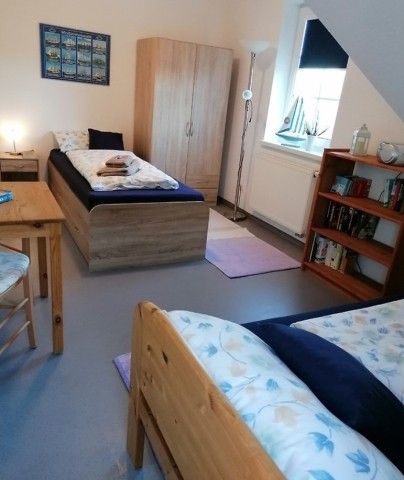 Schlafzimmer mit 2 Einzelbetten und TV