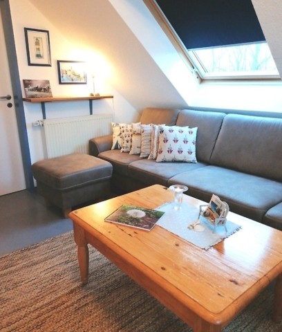 Gemütliches Sofa mit Hocker