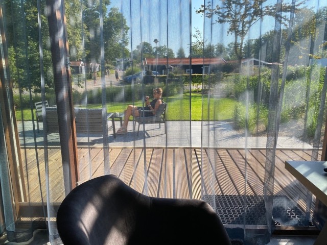 Blick aus dem Wohnzimmer auf die Terrasse