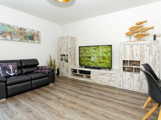 Das helle Wohnzimmer mit Flat TV