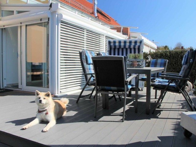 Terrasse mit Strandkorb und Wintergarten