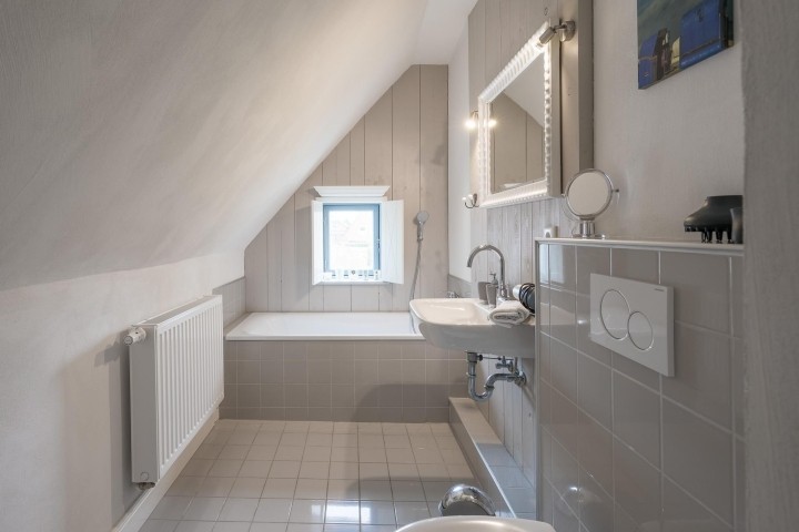 Stadthuus 51 - Badezimmer im Obergeschoss mit Badewanne