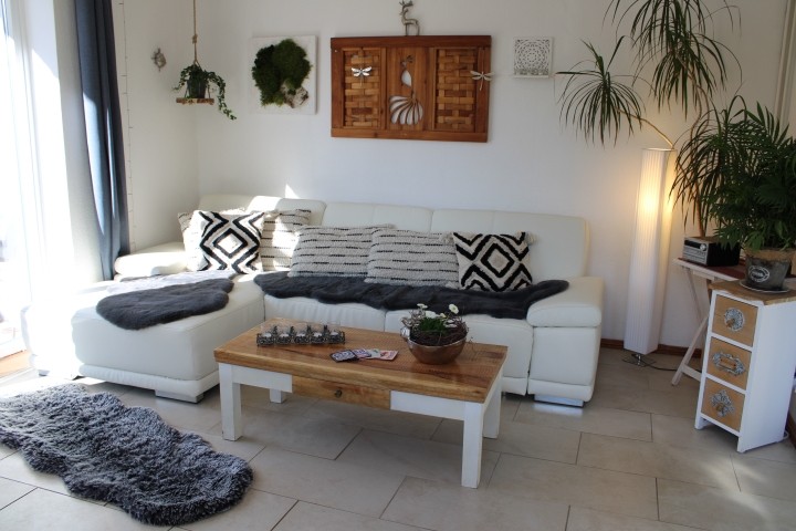helles freundliches Wohnzimmer  