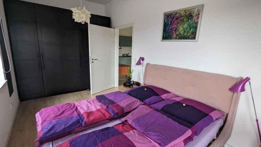 1,60 m Bett mit großem Kleiderschrank