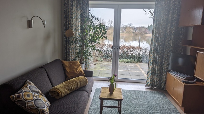 Blick zur Terrasse und dem See