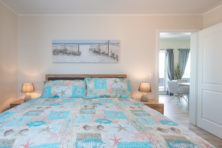 Penthouse SeeZeichen - Hauptschlafzimmer mit Boxspringbett ( 180x200cm )