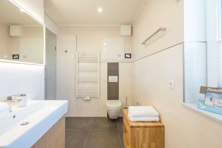 Penthouse SeeZeichen - Hauptbadezimmer mit moderner Dampf-Sauna 