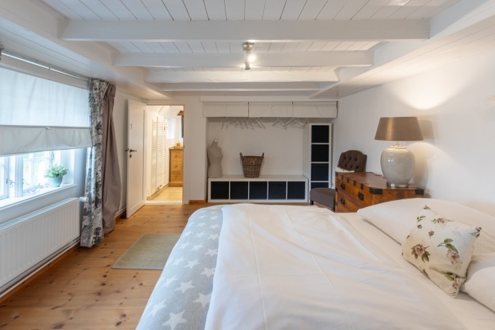 Countryhouse - Großzügiges Schlafzimmer mit großem Doppelbett