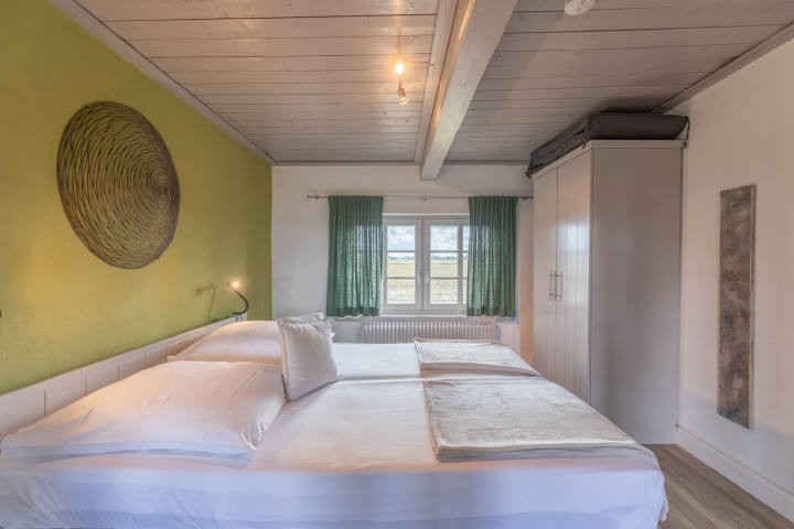 Reethus Koldenbüttel - Großes Schlafzimmer mit viel Stauraum 