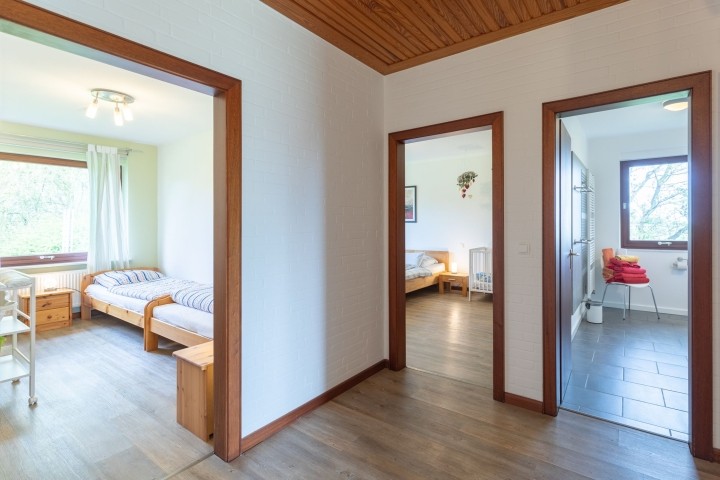 Haus am Deich - Blick vom Flur in 2 der Schlafzimmer und ins Bad 