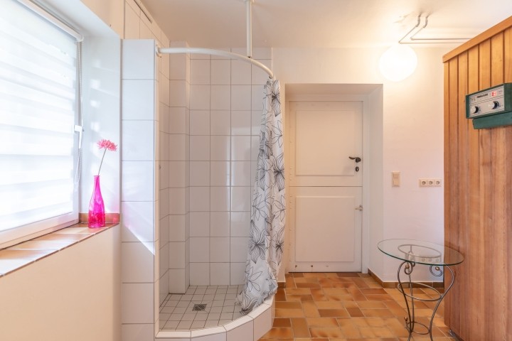Ferienwohnung Sanddorn - Nach dem Saunagang direkt in die Dusche 