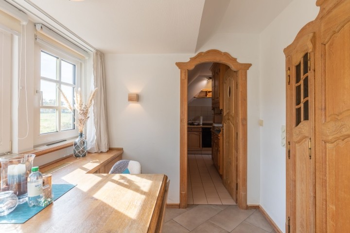 Ferienwohnung Sanddorn - Essbereich mit Blick zur Küche  