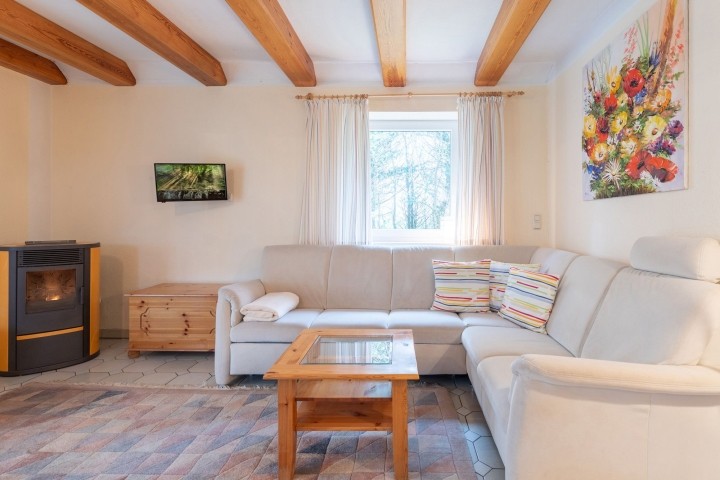 Heidehaus - Große Sofalandschaft mit wärmespendenden Kaminofen