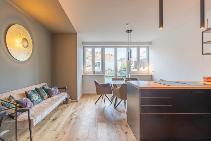 Kleine Krabbe - Moderne Wohnküche mit Blick in den Garten 