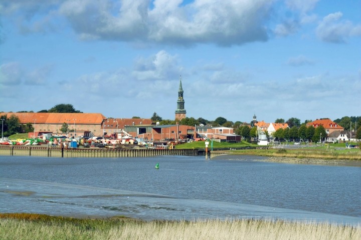 Der Blick auf die Eider, im Hintergrund ist Tönning zu sehen