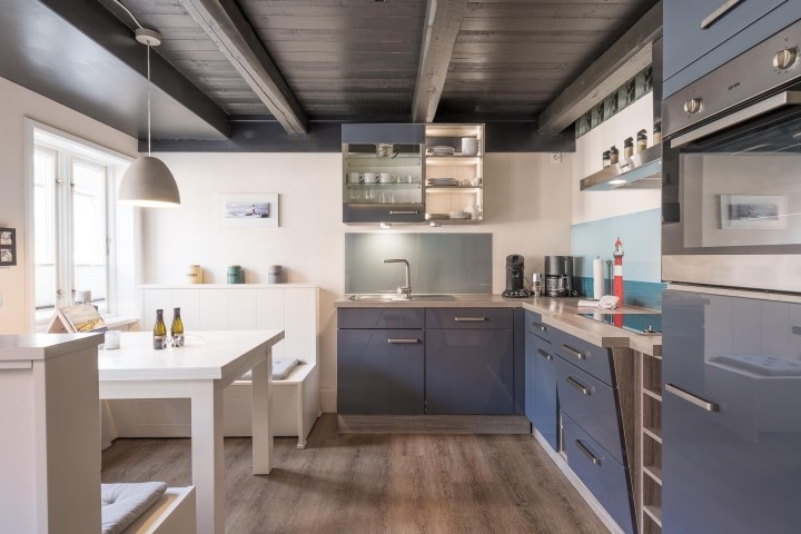 Moderne Küche mit großzügigem Essbereich