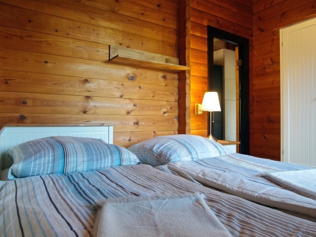 Schlafzimmer 2 mit auf Wunsch ausgezogenem Kojenbett 160x200 cm