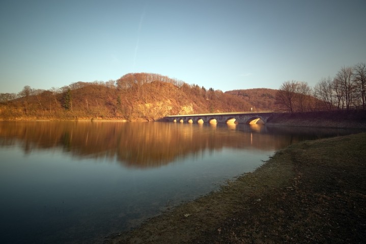 Brücke über den Diemelsee nach Stormbruch in der Abendsonne
