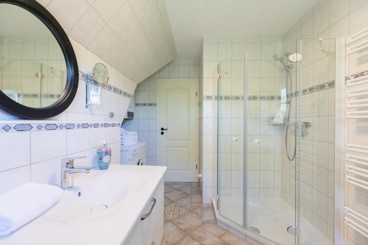 Eines der Badezimmer mit Waschmaschine