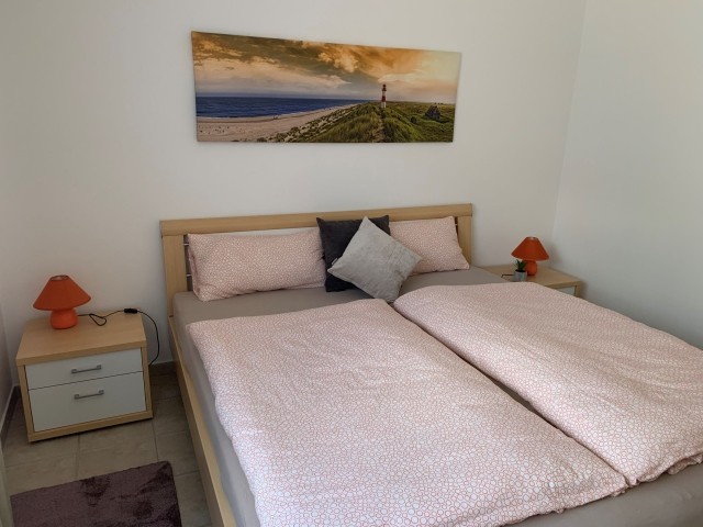 Das Schlafzimmer mit Doppelbett.