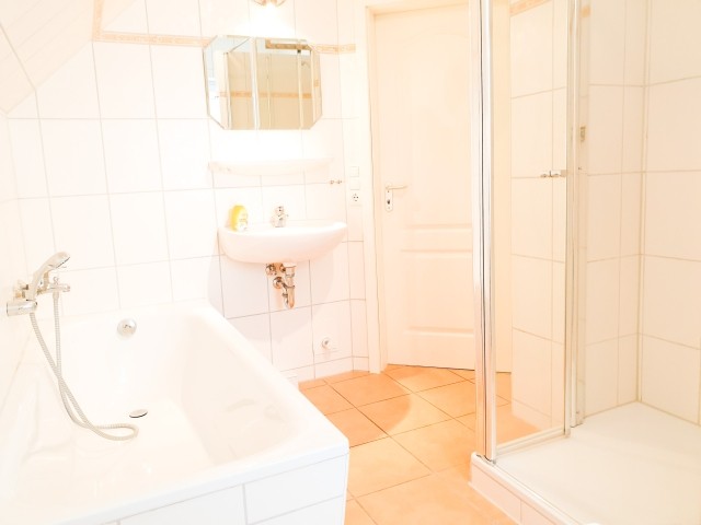 Vollbad mit ebenerdiger Dusche