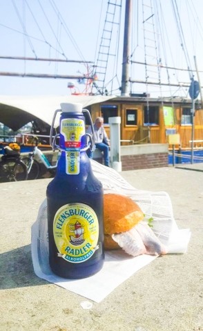 Lecker Fischbrötchen am Strand