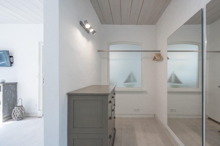 Kommode und Spiegel in einem der beiden Schlafzimmer