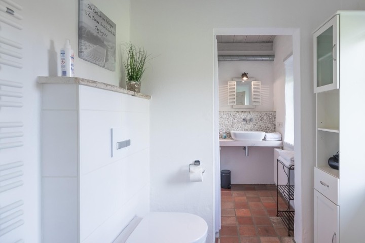 Badezimmer mit einer bodengleichen Dusche