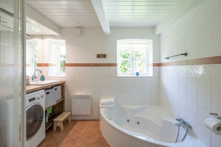 Badezimmer mit Badewanne mit Whirlpoolfunktion