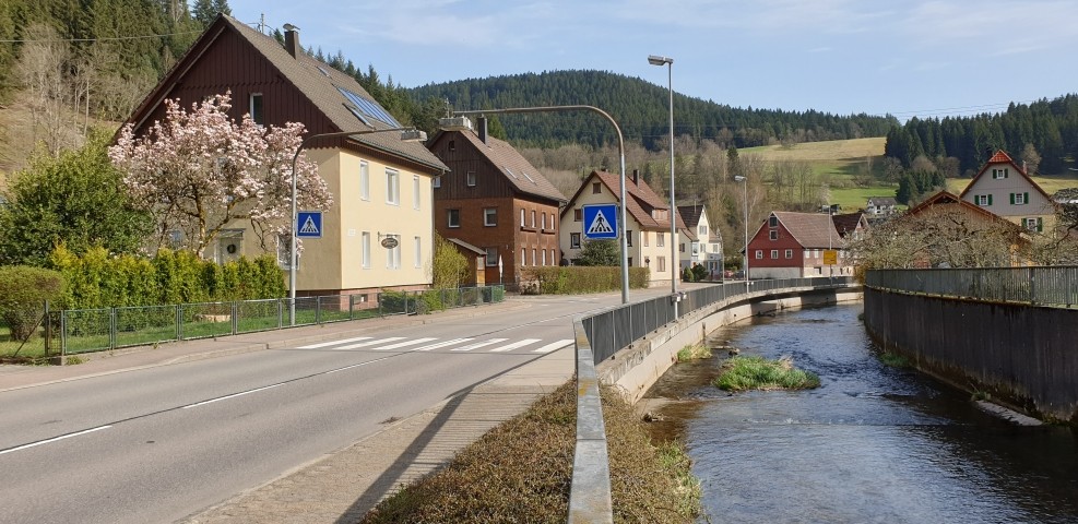 Aussenansicht (mit Kinzig und Hauptstrasse)
