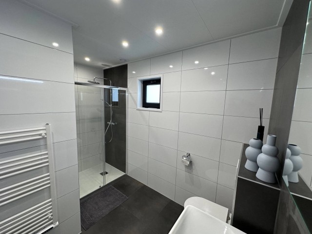 Bad mit Regendusche und WC 