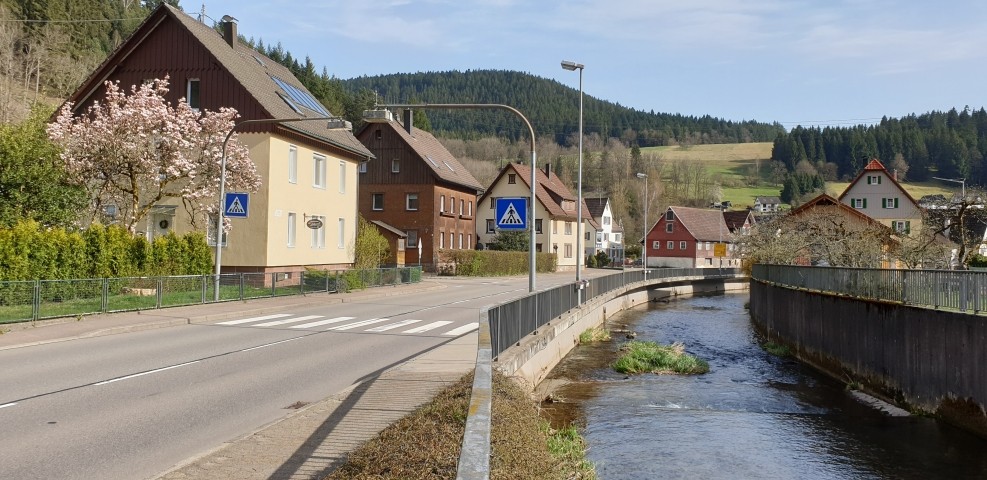 Aussenansicht mit Kinzig
