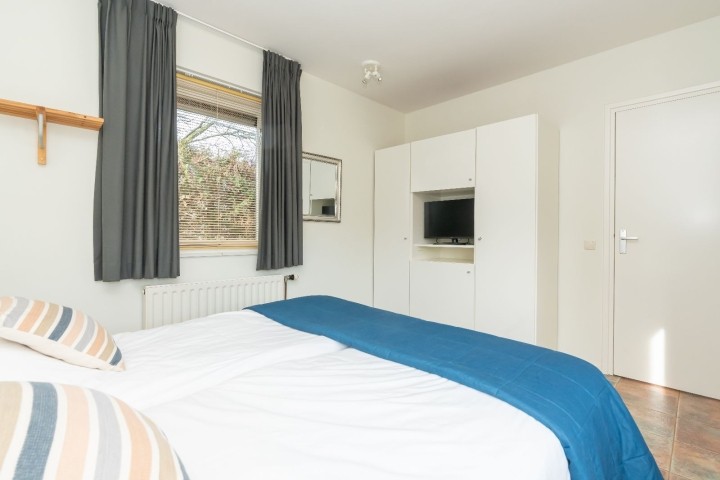 Schlafzimmer 1 mit Doppelbett (180x200) und TV