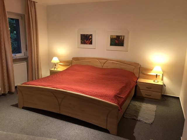Geräumiges Schlafzimmer 