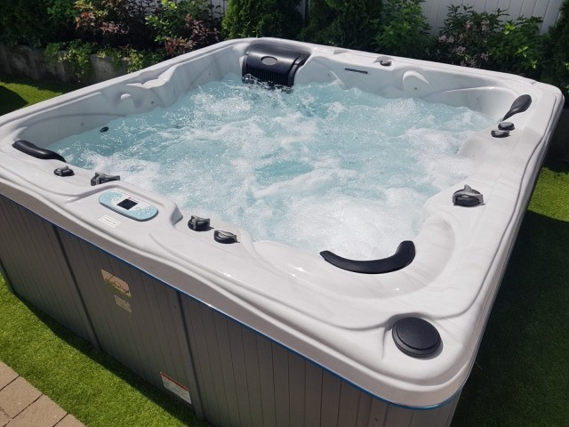 Outdorr-Whirlpool, ganzjährig 35 Grad Wassertemperatur