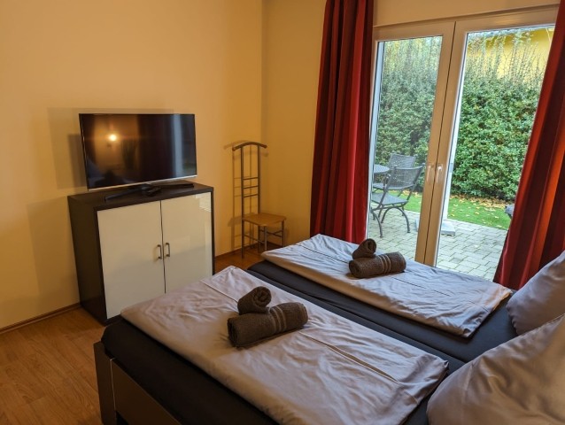 Schlafzimmer 1 mit Doppelbett, SMART-TV, Kleiderschrank, Kommode