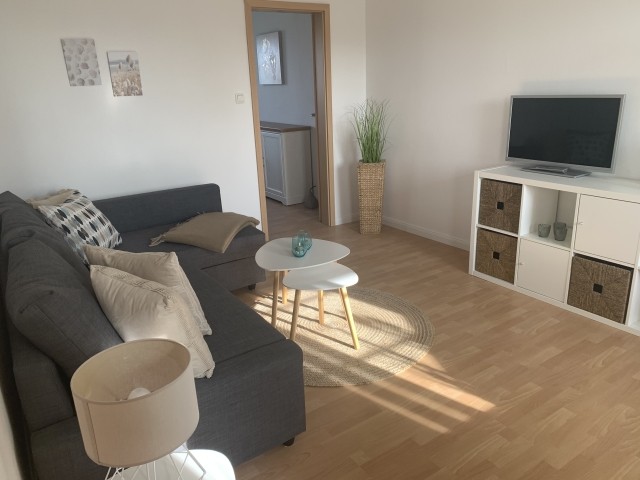 Der Wohnbereich mit TV Bereich.