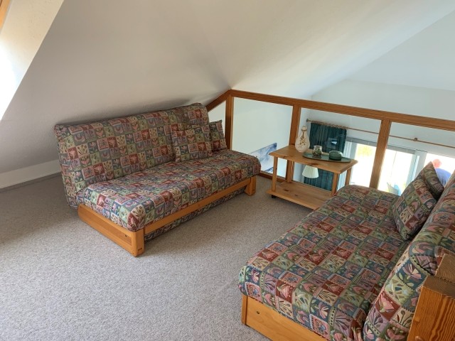 Beide Sofas sind zusätzliche Schlafcouchmöglichkeiten.
