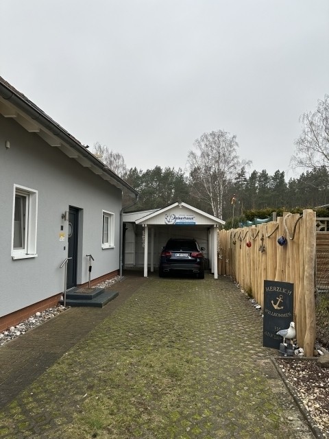Eingang mit Carport 