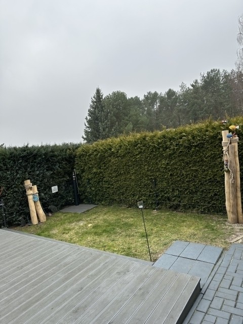 Garten mit Hecke und Zaun, Solardusche