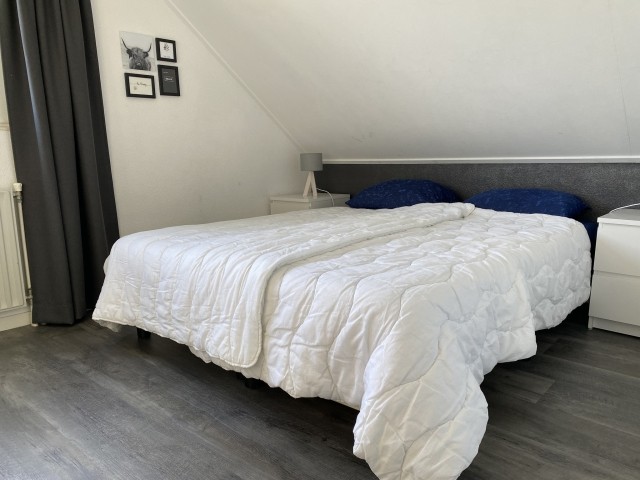 Schlafzimmer mit Blick auf den Steg und die Gracht