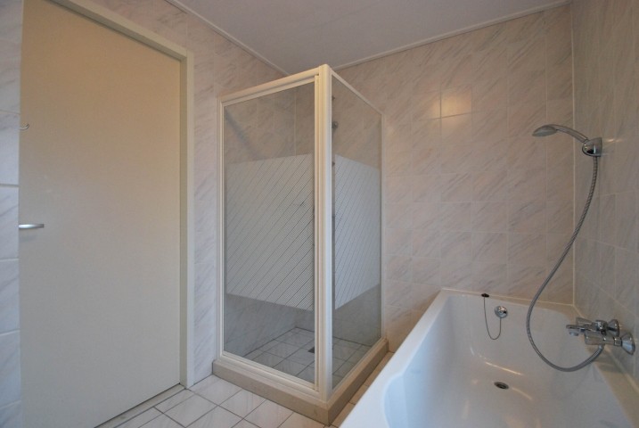 Badezimmer mit Dusche, Badewanne und WC
