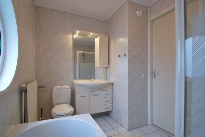 Badezimmer mit Waschtisch