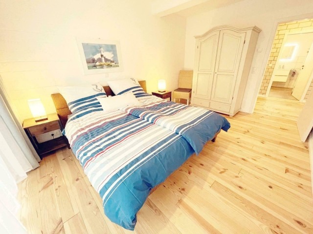 Schlafzimmer mit grossem Doppelbett
