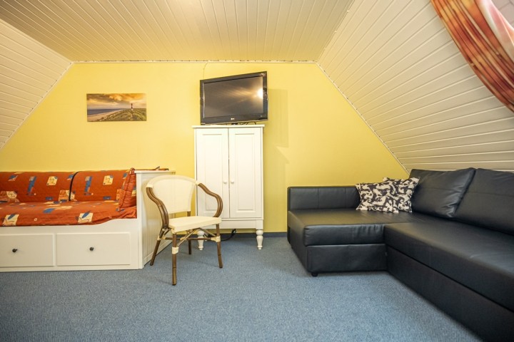 Dachgeschoß-Schlafzimmer mit Sitzgelegenheit