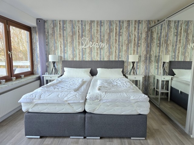 Großes Schlafzimmer mit Balkon
