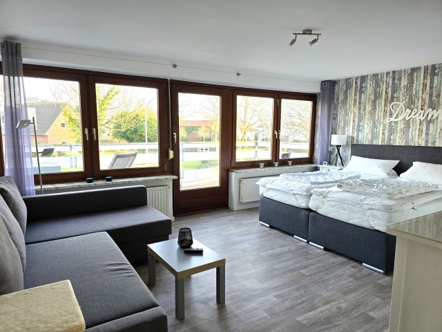 Großes Schlafzimmer mit eigenem Wohnbereich