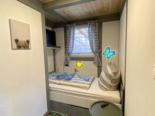 Das Schlafzimmer mit dem Einzelbett