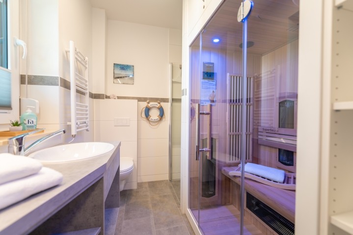 Badezimmer mit Infarotkabine im Erdgeschoss