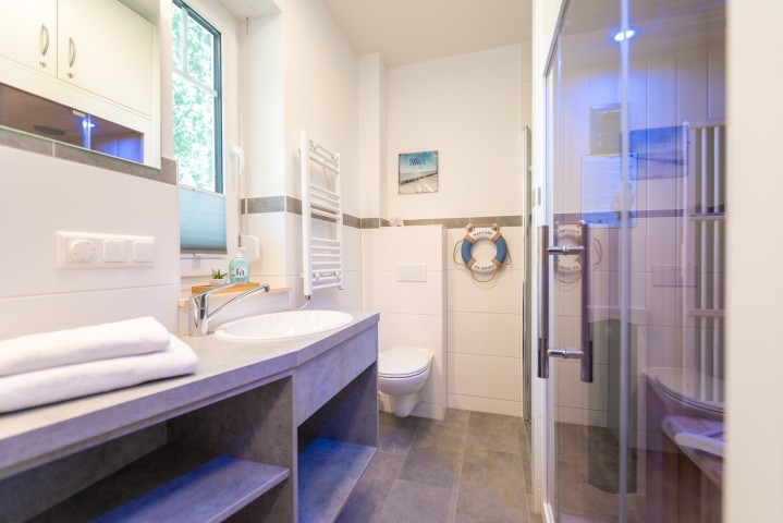 Badezimmer mit Infarotkabine im Erdgeschoss